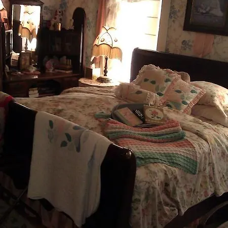2439 Fairfield "A Bed And Breakfast"-2